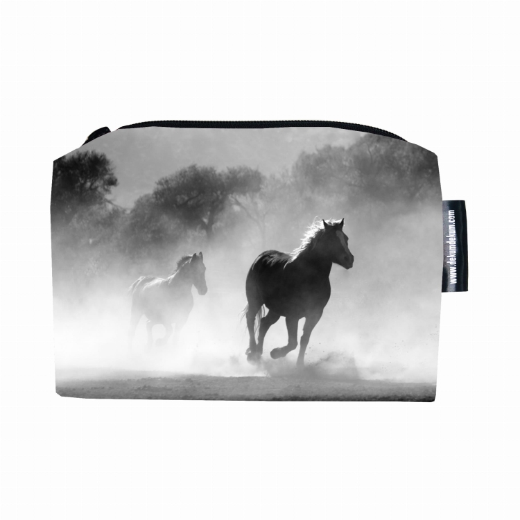 kosmetyczka konie galop.jpg