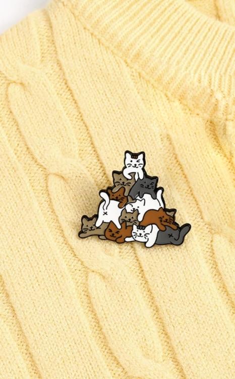 przypinka koty stos sweter żółty.jpg