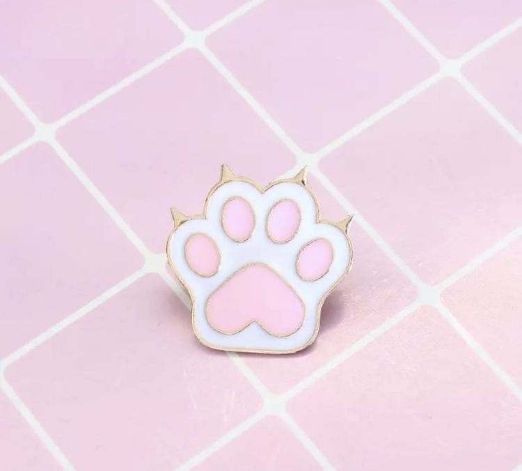 przypinka łapka róż.jpg