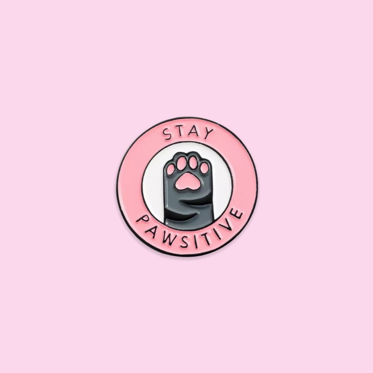 przypinka stay pawsitive.jpg
