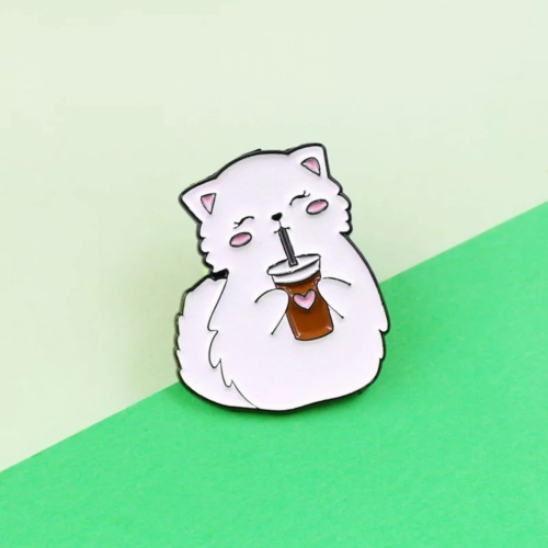 przypinka kot z piciem na tle.jpg