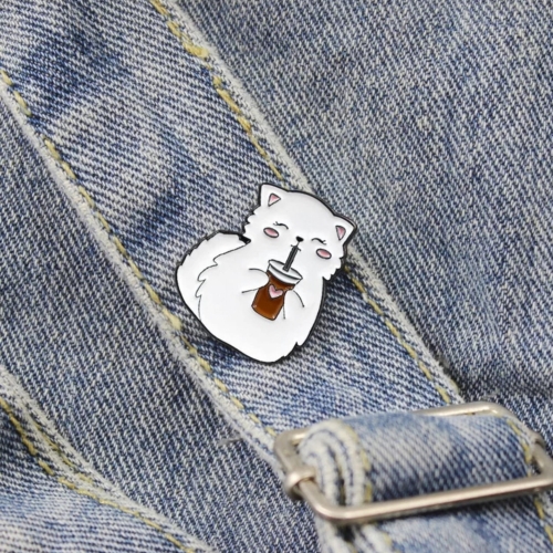 przypinka kot z piciem.jpg