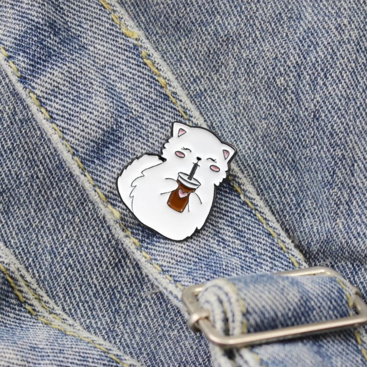 przypinka kot z piciem.jpg