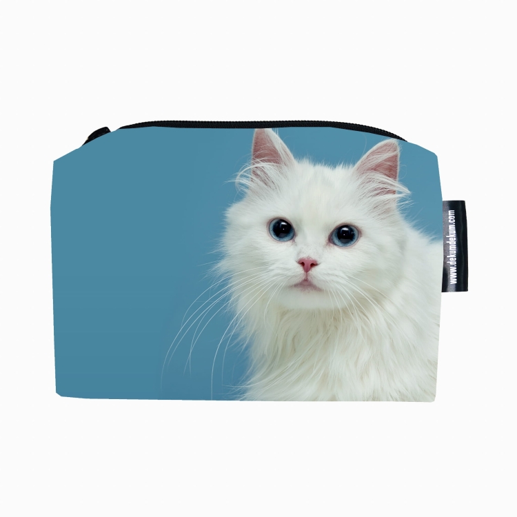 kosmetyczka kot biały na niebieskim tle.jpg