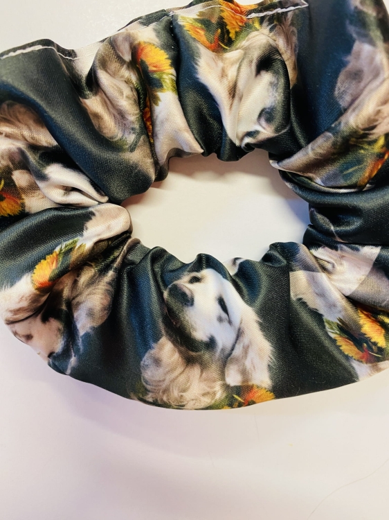 scrunchie golden z bliska.jpg
